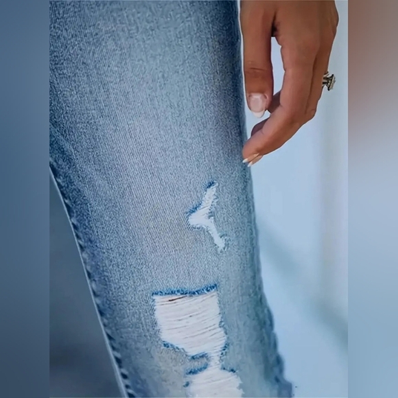 NWOT Women's Skinny Distressed Light Washed Jeans Size Small - Picture 4 of 7